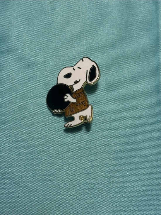 Peanuts Accessories - Peanuts Snoopy Bowling Enamel Pin - White & Black
